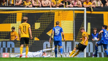  Christoph Daferner (Dynamo Dresden, 2.v.r.) erzielt das Tor zum 1:1.