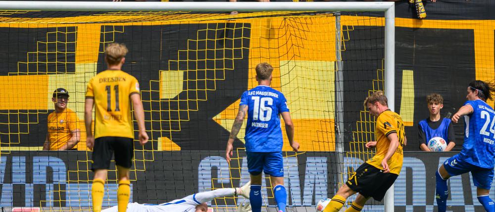 Christoph Daferner (Dynamo Dresden, 2.v.r.) erzielt das Tor zum 1:1.