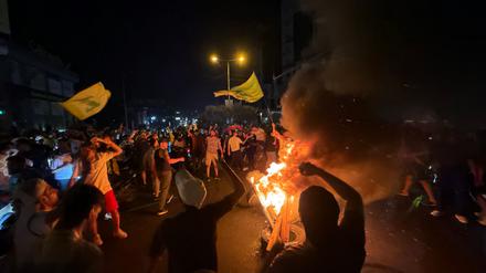 Anhänger der militanten libanesischen Hisbollah-Gruppe blockieren die Straßen in den südlichen Vororten von Beirut.