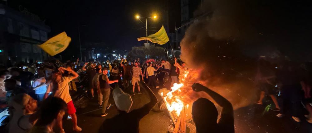 Anhänger der militanten libanesischen Hisbollah-Gruppe blockieren die Straßen in den südlichen Vororten von Beirut.