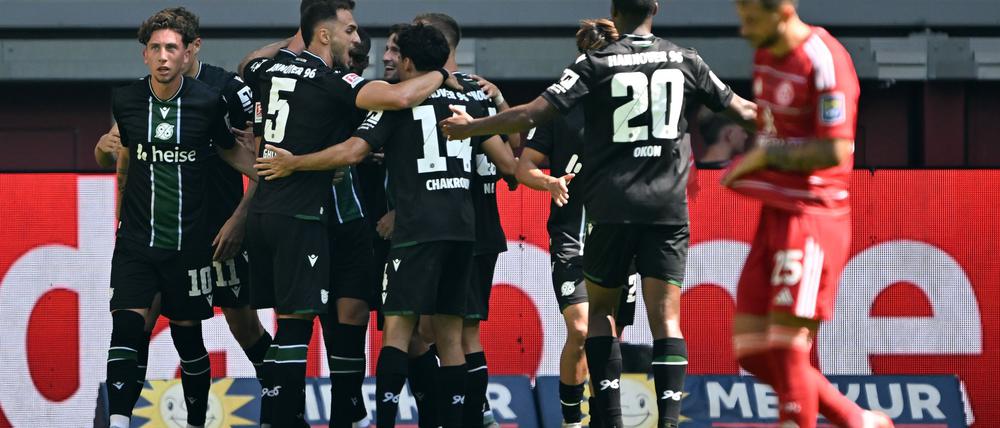 Hannover 96 jubelt über das Tor gegen Fortuna Düsseldorf.