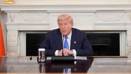 09.08.2025, USA, Washington: Präsident Donald Trump (M) spricht während einer trilateralen Unterzeichnung mit Aserbaidschans Präsident Ilham Aliyev (l) und Armeniens Ministerpräsident Nikol Paschinjan im State Dining Room des Weißen Hauses. Foto: Mark Schiefelbein/AP/dpa +++ dpa-Bildfunk +++