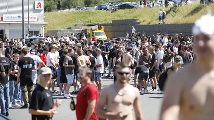 Tausende Menschen haben sich laut Polizei in und um Altschauerberg in Mittelfranken versammelt – sogenannte Hater des YouTubers „Drachenlord“.