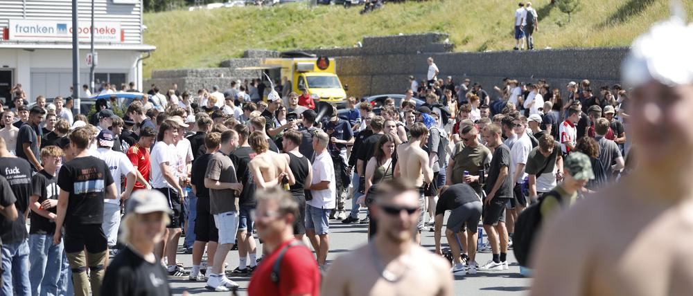 Tausende Menschen haben sich laut Polizei in und um Altschauerberg in Mittelfranken versammelt – sogenannte Hater des YouTubers „Drachenlord“.