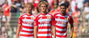 Auch die Abwehrspieler Leopold Querfeld, Tom Rothe und Danilho Doekhi (v. l.) haben das gegnerische Tor aus den Augen verloren.