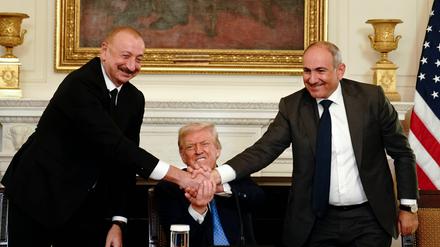 Der aserbaidschanische Präsident Ilham Aliyev (von links), US-Präsident Donald Trump und der armenische Premierminister Nikol Pashinyan schütteln sich im Weißen Haus die Hände.