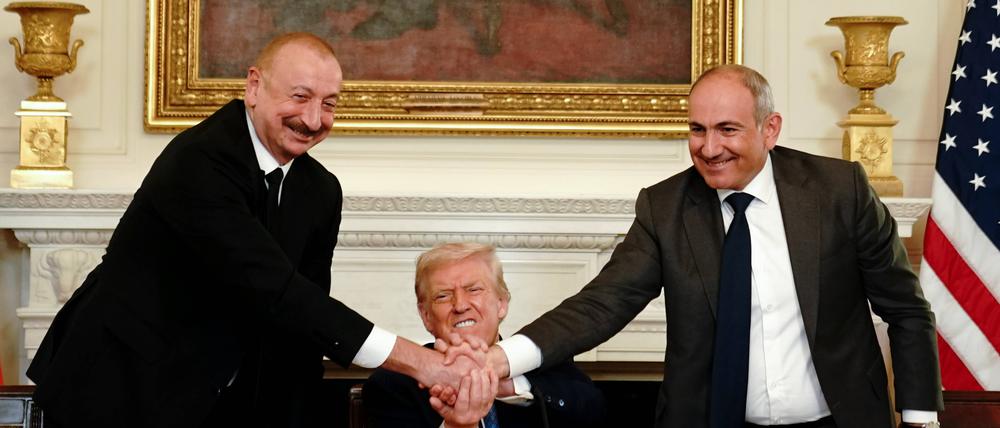 Der aserbaidschanische Präsident Ilham Aliyev (von links), US-Präsident Donald Trump und der armenische Premierminister Nikol Pashinyan schütteln sich im Weißen Haus die Hände.