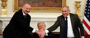 Der aserbaidschanische Präsident Ilham Aliyev (von links), US-Präsident Donald Trump und der armenische Premierminister Nikol Pashinyan schütteln sich im Weißen Haus die Hände.