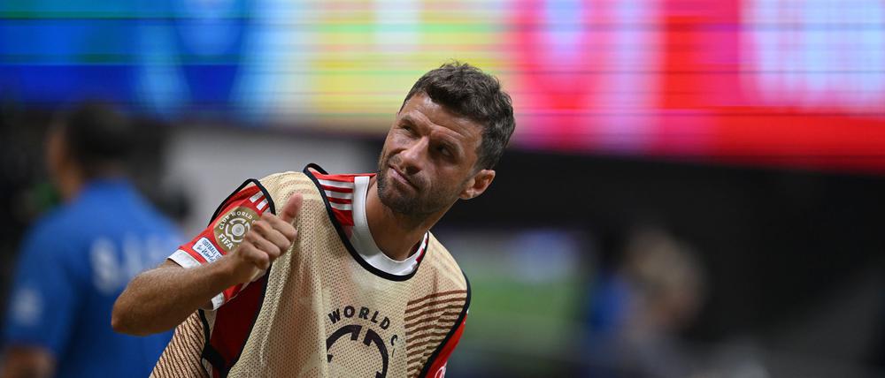 Bei der Club-WM war Thomas Müller noch ohne Schnurrbart: Vor dem Abschied aus München wagte der Ur-Bayer nun noch ein kleines Look-Experiment.