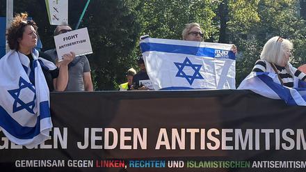 Demonstranten halten israelische Flaggen und protestieren gegen eine umstrittene propalästinensische Solidaritätsveranstaltung der Neuköllner Linke.