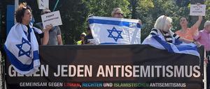 Demonstranten halten israelische Flaggen und protestieren gegen eine umstrittene propalästinensische Solidaritätsveranstaltung der Neuköllner Linke.