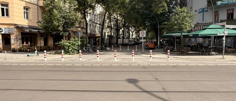 Die Poller in der Niederbarnimstraße in Friedrichshain stehen wieder.