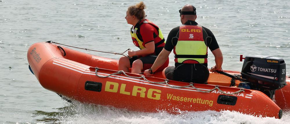 Mitarbeiter der Deutschen Lebens-Rettungs-Gesellschaft (DLRG) 