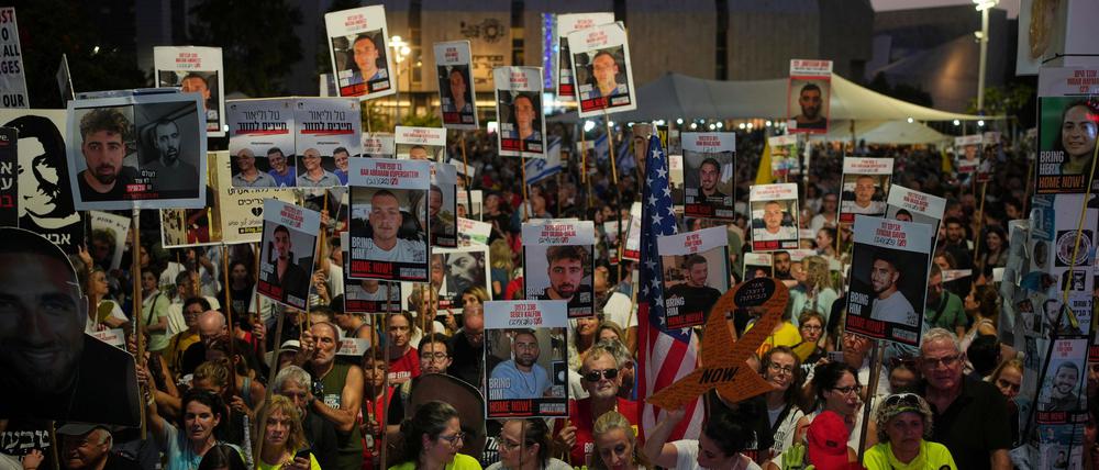 Zehntausende Menschen demonstrierten in Tel Aviv gegen die von der israelischen Regierung geplante Ausweitung des Gaza-Kriegs. 