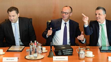 Lars Klingbeil, Friedrich Merz und sein Kanzleramtschef Frei bei einer Sitzung des Kabinetts. 
