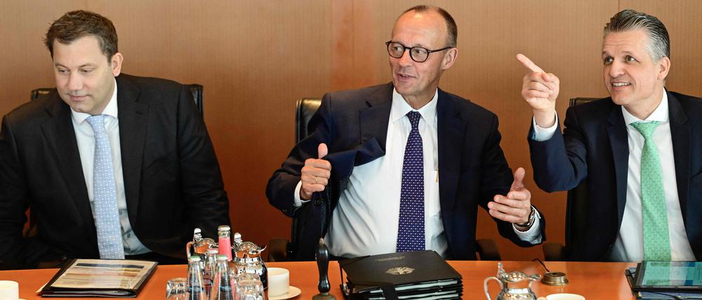 Lars Klingbeil, Friedrich Merz und sein Kanzleramtschef Frei bei einer Sitzung des Kabinetts. 