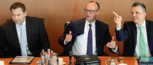 Lars Klingbeil, Friedrich Merz und sein Kanzleramtschef Frei bei einer Sitzung des Kabinetts. 