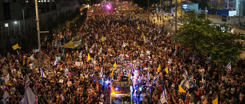 In Israel kommt es wegen der beschlossenen Ausweitung des Gaza-Krieges zu Massenprotesten. 