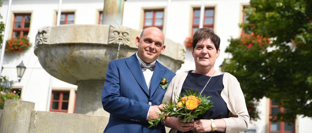 Kathrin Pollnow und Klaus-Dieter Rose stehen vor dem Standesamt in Oschersleben (Sachsen-Anhalt).