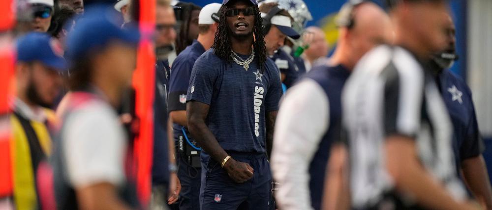 NFL-Profi Lamb (Mitte) wurde von einem Schiedsrichter über den Haufen gerannt.