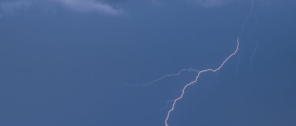 In diesem Sommer sind bislang weniger Blitze bei Gewittern erfasst worden. (Archivbild)