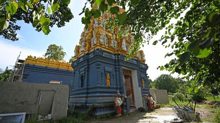 Von außen ist der Hindutempel schon fast fertig. (Archivbild)