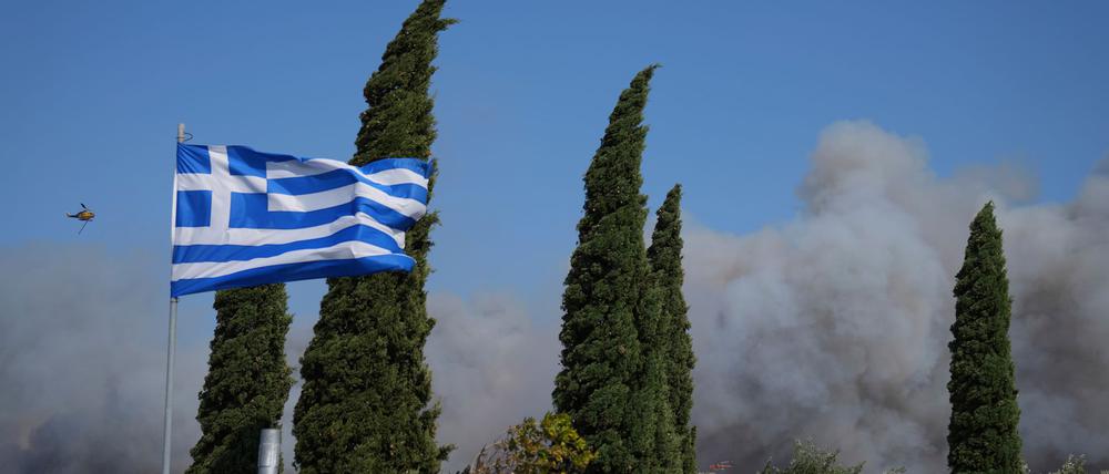 Die Behörden prüfen weiter die Ursachen der Feuer. In einer Ortschaft nahe Athen vermutet der Bürgermeister Brandstiftung. 