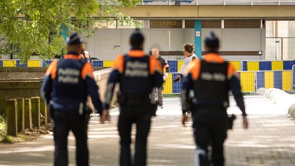 Die Polizei führt eine groß angelegte Operation zur Bekämpfung des Drogenhandels im Viertel „Peterbos“ in Anderlecht durch.