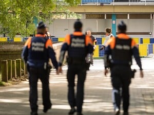 Polizisten bei einem Einsatz zur Bekämpfung des Drogenhandels im Viertel „Peterbos“ in Anderlecht.