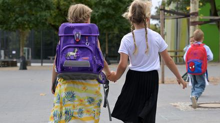 Kinder gehen zur Schule.