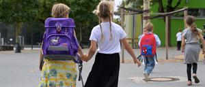 Kinder gehen zur Schule.