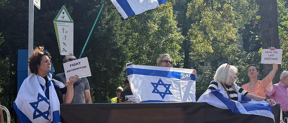 Schon vor Beginn der propalästinensischen Solidaritätsveranstaltung hatten sich Gegendemonstranten dem Eingang gegenüber postiert.