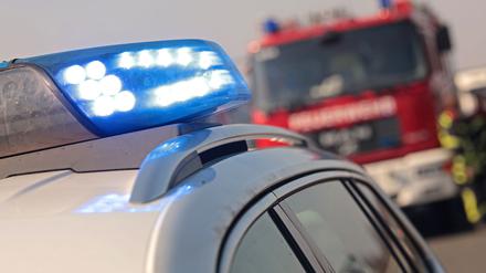 Einsatzkräfte von Feuerwehr und Polizei im Einsatz (Archivbild). 