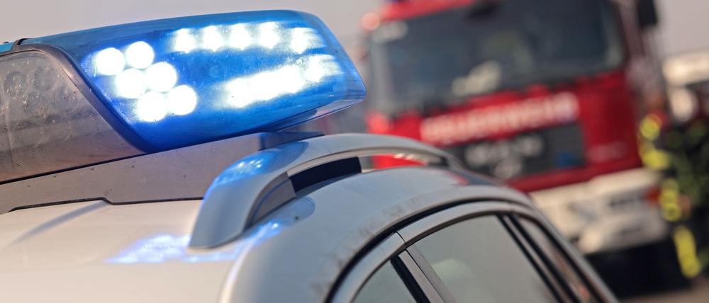 Einsatzkräfte von Feuerwehr und Polizei im Einsatz (Archivbild).
