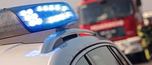 Einsatzkräfte von Feuerwehr und Polizei im Einsatz (Archivbild). 