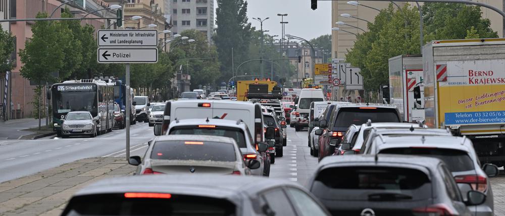 Viele Autos stehen in der Breiten Straße in Potsdam. 