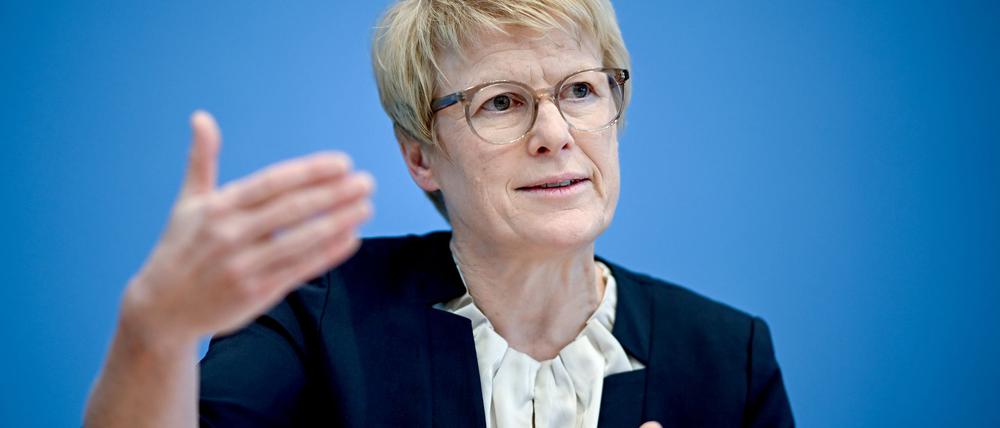 „Wenn man den Menschen Versprechungen macht, die man am Ende nicht halten kann, dann sorgen sie nicht privat vor, obwohl viele es könnten“, meint die Wirtschaftsweise Veronika Grimm. (Archivbild)