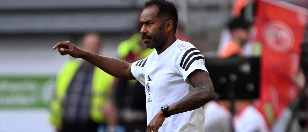 Gerät unter Druck: Düsseldorfs Trainer Daniel Thioune.