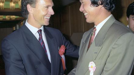 Kunishige Kamamoto, hier im Jahr 1991 mit Franz Beckenbauer, prägte die japanische Fußballgeschichte.