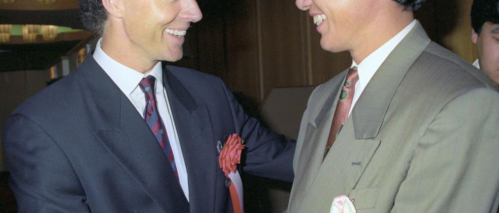 Kunishige Kamamoto, hier im Jahr 1991 mit Franz Beckenbauer, prägte die japanische Fußballgeschichte.