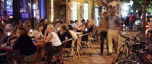 Bildnummer: 51594764 Datum: 01.08.2006 Copyright: imago/David Heerde Gäste sitzen an einem Sommerabend vor dem Schwarz Sauer und dem Zaza in der Kastanienallee in Berlin-Prenzlauer Berg, Personen; 2006, Berlin, Prenzlauer Berg, Nacht, Abend, Berliner, Gastronomie, Gast, Besucher, Bar, Bars, Kneipe, Kneipen, Restaurant, Restaurants; , quer, Kbdig, Totale, Deutschland, , Reisen, Europa