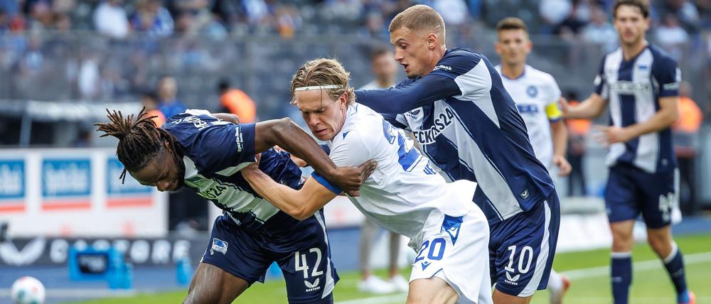 Viel Krampf und Kampf. Hertha mühte sich vergeblich um Durchschlagskraft gegen den KSC.