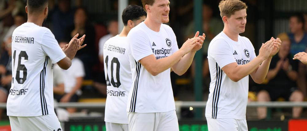 Nun in der Kreisliga aktiv: Ex-Profi Marcel Halstenberg (2.v.r).