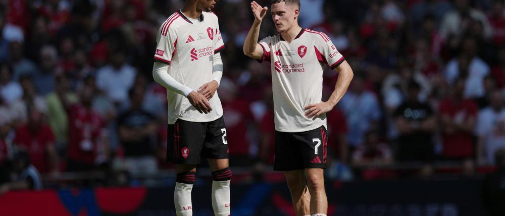 Müssen noch auf ihren ersten Titel mit Liverpool warten: Hugo Ekitiké (l.) und Florian Wirtz