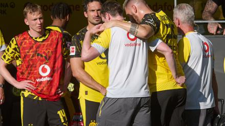 Nach nur wenigen Minuten im Spiel musste Niklas Süle gestützt vom Platz. 