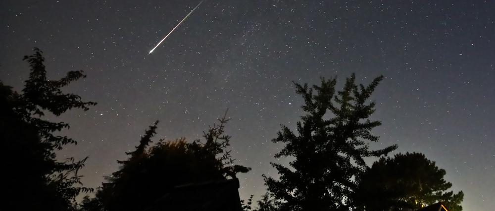 Im August gibt es viele Sternschnuppen zu sehen - die meisten in der Nacht auf Mittwoch. (Archivbild)
