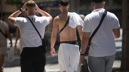 Angesagt bei jungen Männern: das klassische weiße T-Shirt. Aber auch: zeigen, was man hat. Blanke Brust? Tattoos? Waschbrettbauch? (Archivbild)