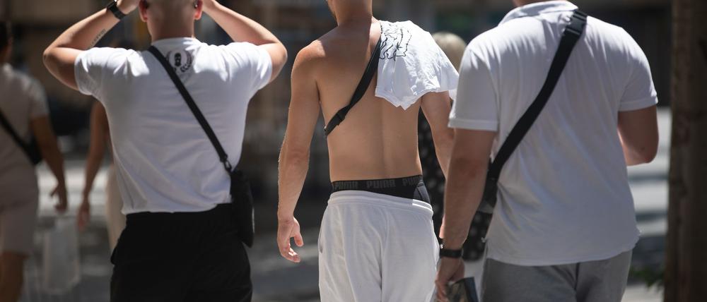 Angesagt bei jungen Männern: das klassische weiße T-Shirt. Aber auch: zeigen, was man hat. Blanke Brust? Tattoos? Waschbrettbauch? (Archivbild)