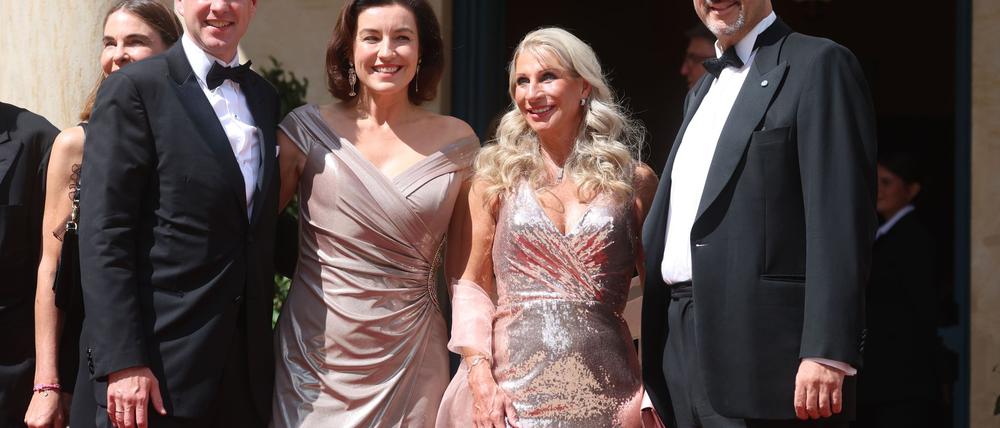 Es funkelte zum Start der Bayreuther Festspiele 2025: Forschungsministerin Dorothee Bär (2.v.l) und Karin Baumüller-Söder (2.v.r) in Abendkleidern, ihre Ehemänner Oliver Bär (l.) und Markus Söder (r.) im Smoking. (Archivbild)