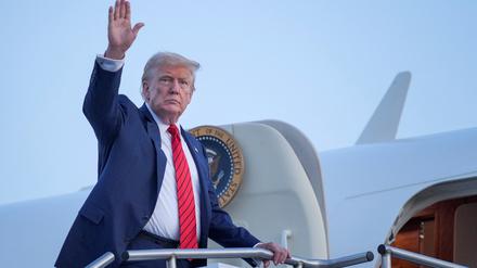 US-Präsident Donald Trump geht an Bord der Air Force One.